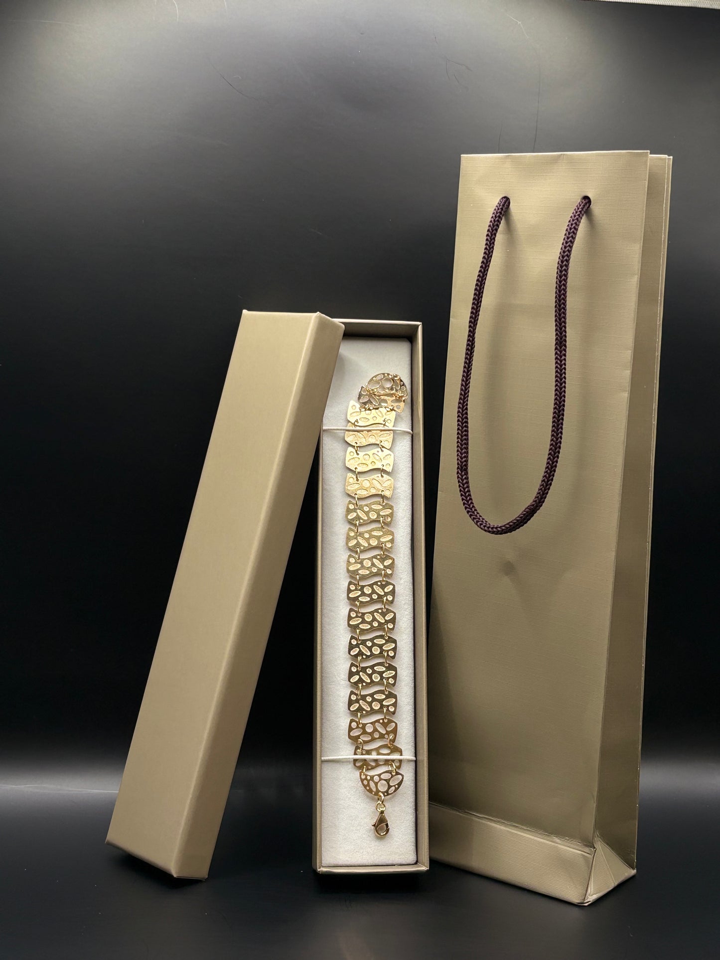 Bracciale in argento 925 con elementi a maglie testurizzate