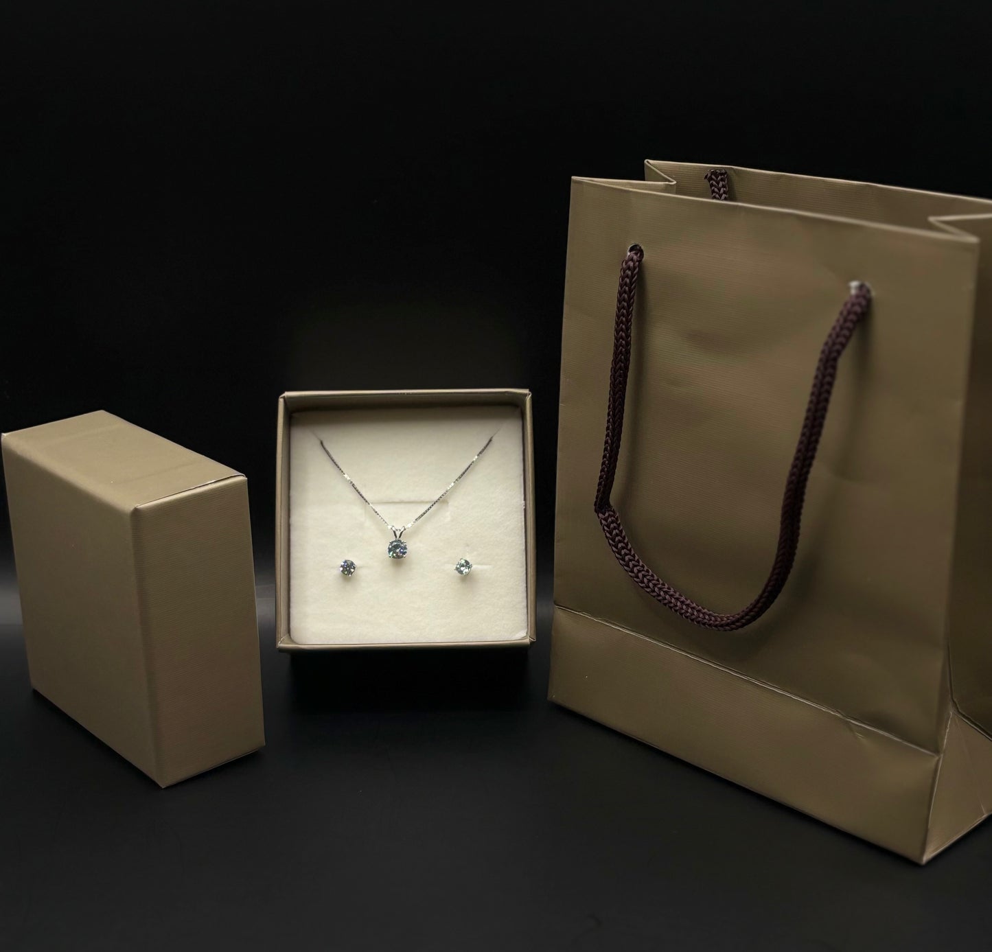 Schmuckset aus 925 Sterlin Silber mit hellblauem Zirkon