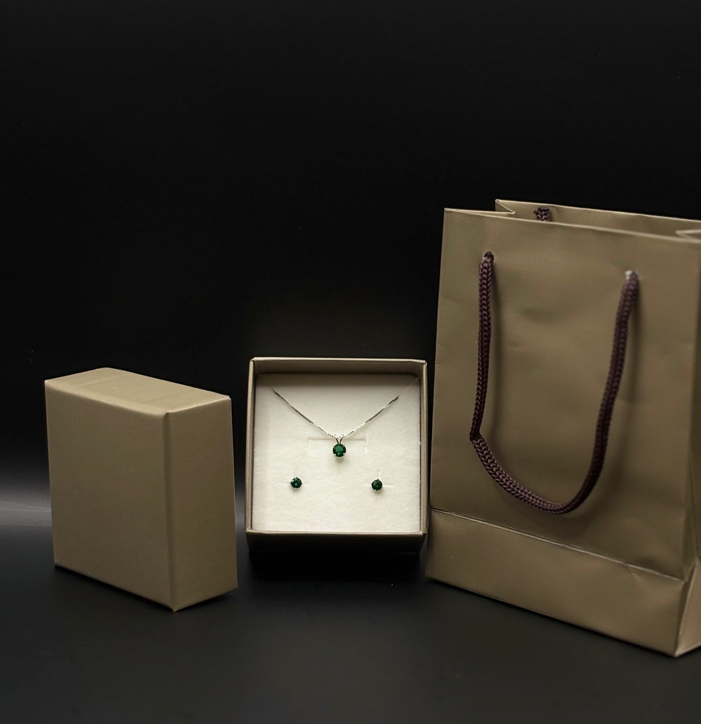 Jewelry set made of 925 sterlin silver with green zircon