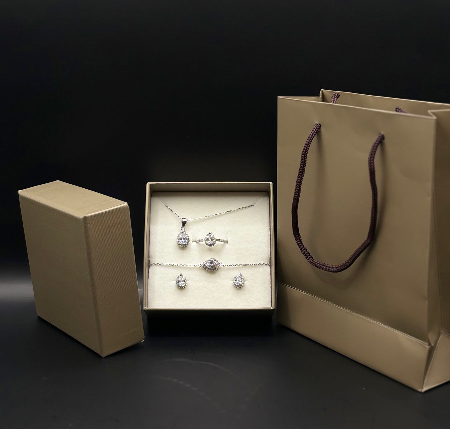 Jewelry set made of 925 sterling silver with dripping zircon