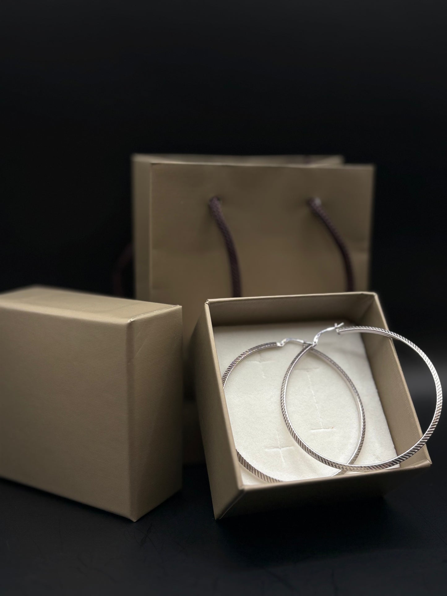 Fine-textured hoop earrings made of 925 sterling silver