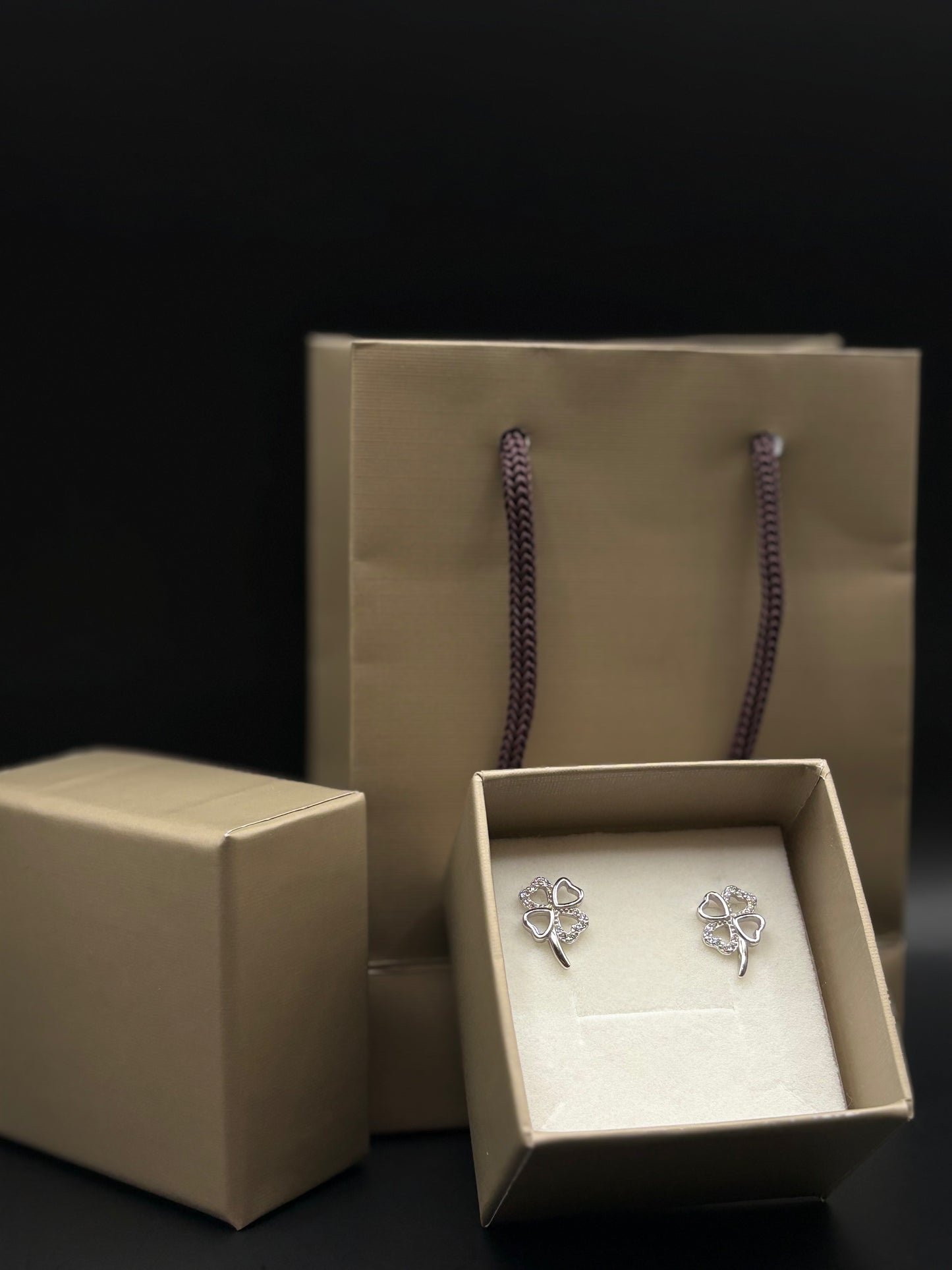 Clover heart stud earrings
