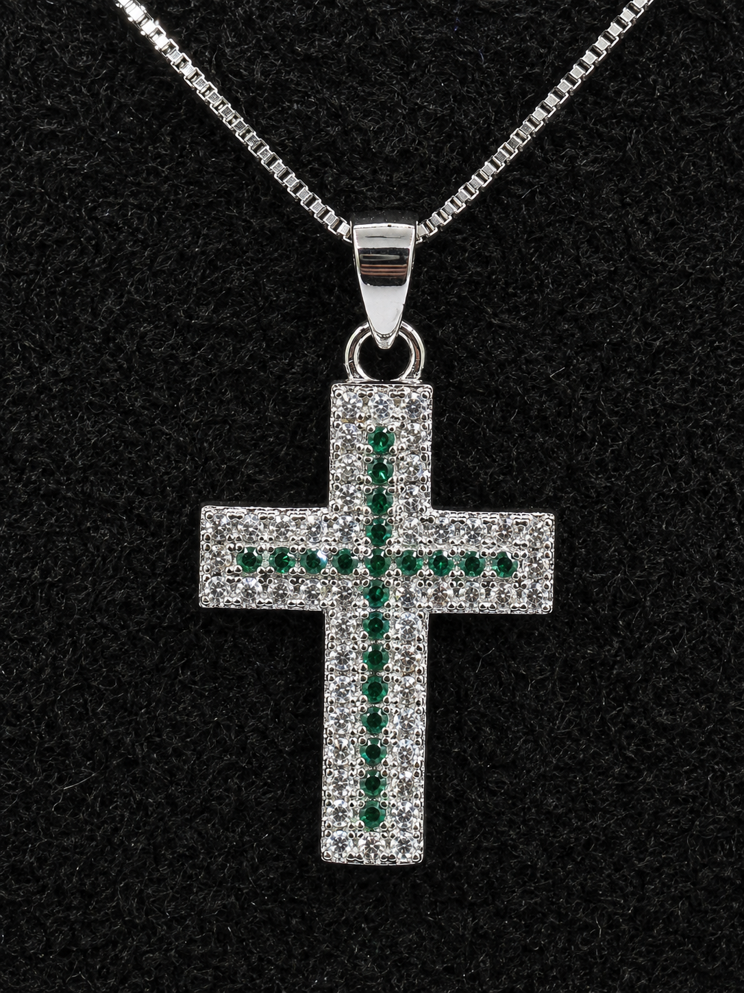 Kreuz Halskette aus 925 Silber mit grünen & weißen Zirkonia