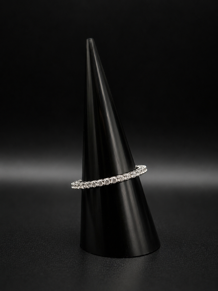 Élégante bague éternité en argent sterling 925 ornée d'oxydes de zirconium étincelants