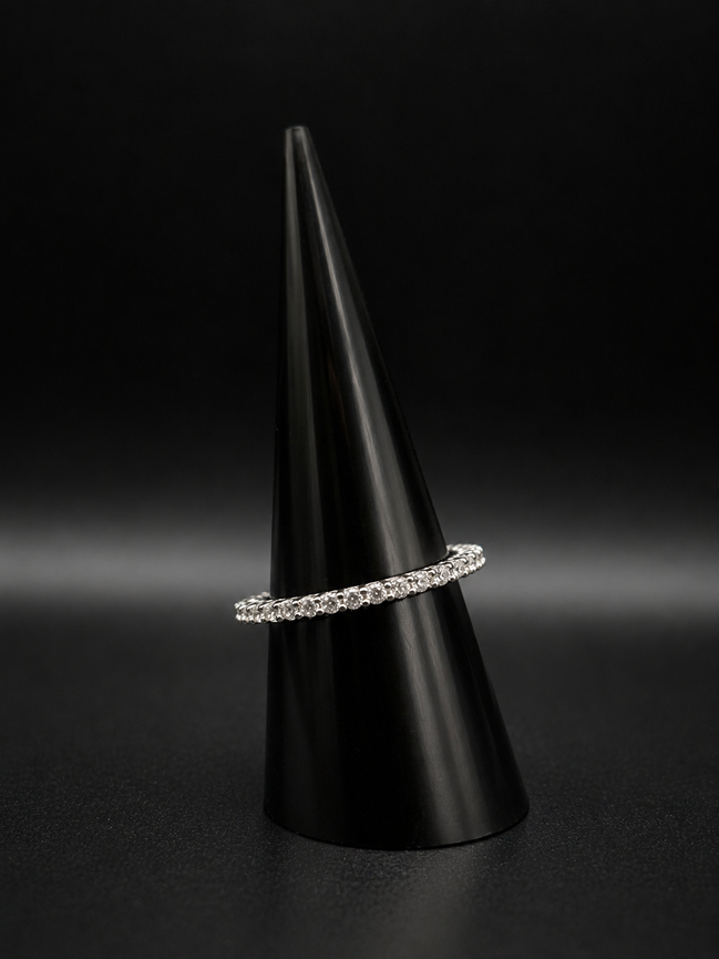 Élégante bague éternité en argent sterling 925 ornée d'oxydes de zirconium étincelants