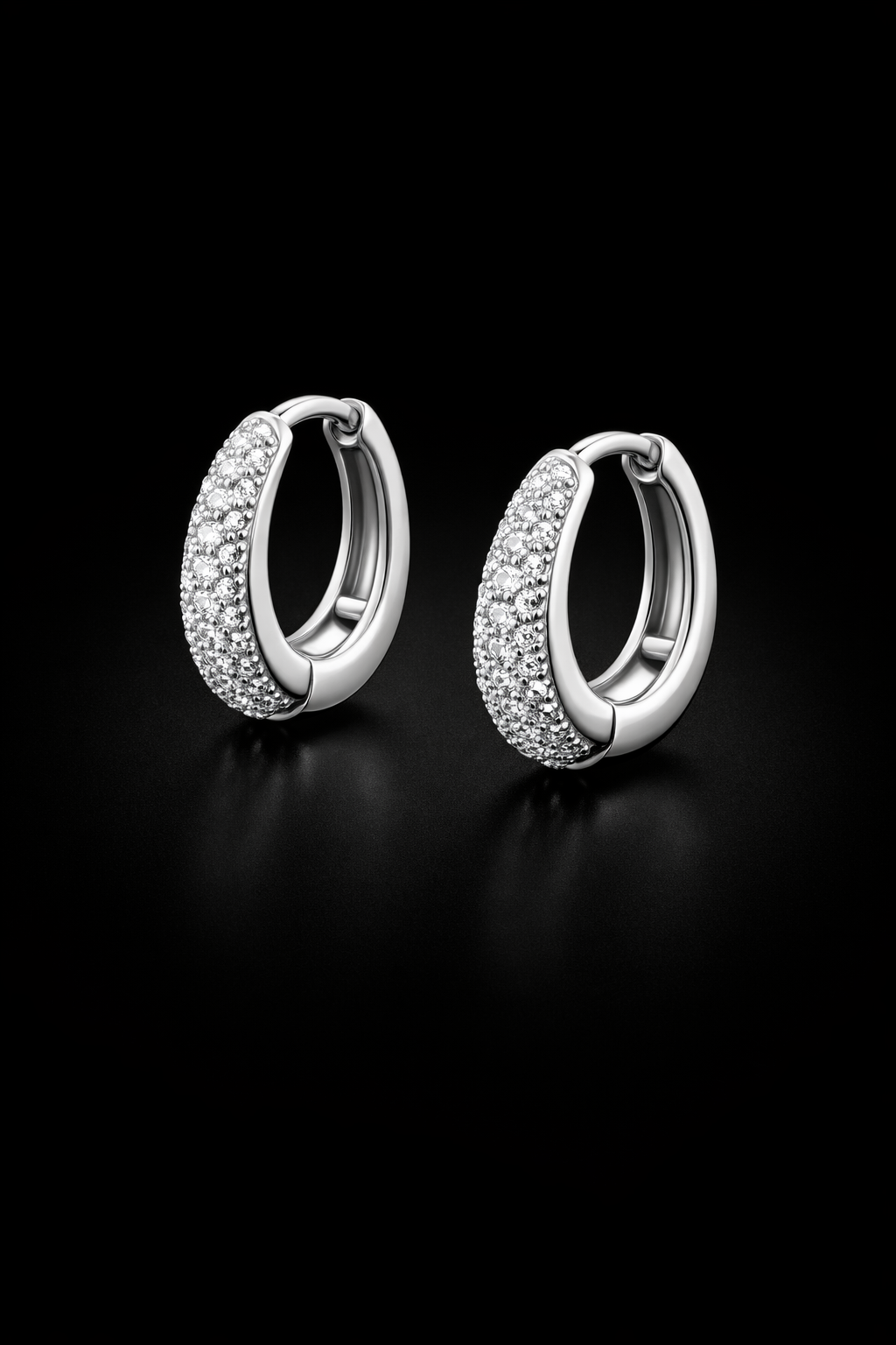 Delicati orecchini a cerchio in argento sterling 925 con zirconi bianchi