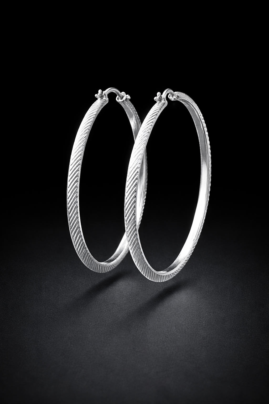 Orecchini a cerchio dalla texture fine in argento sterling 925