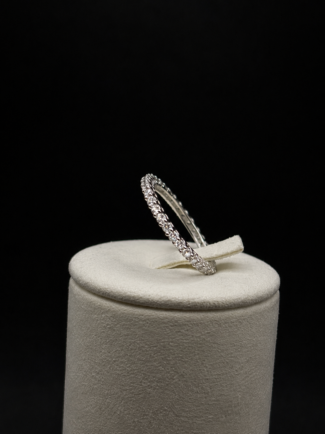 Eleganter Eternity Ring aus 925 Sterling Silber mit funkelnden Zirkonia