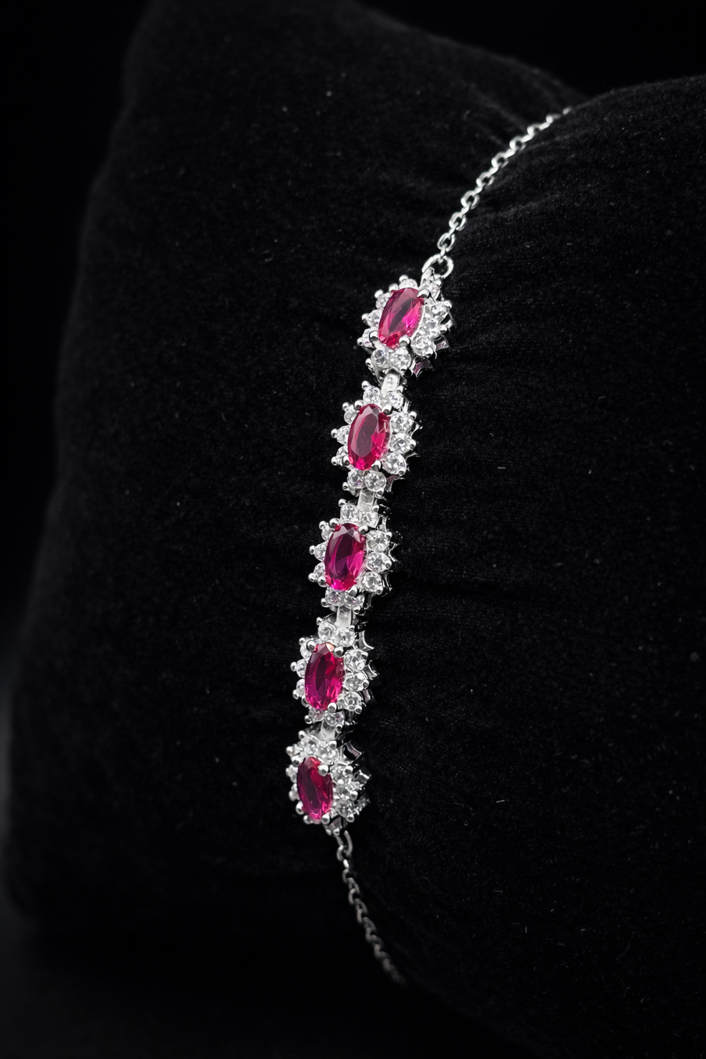 Elegantes Silberarmband mit ovalen pinken Steinen