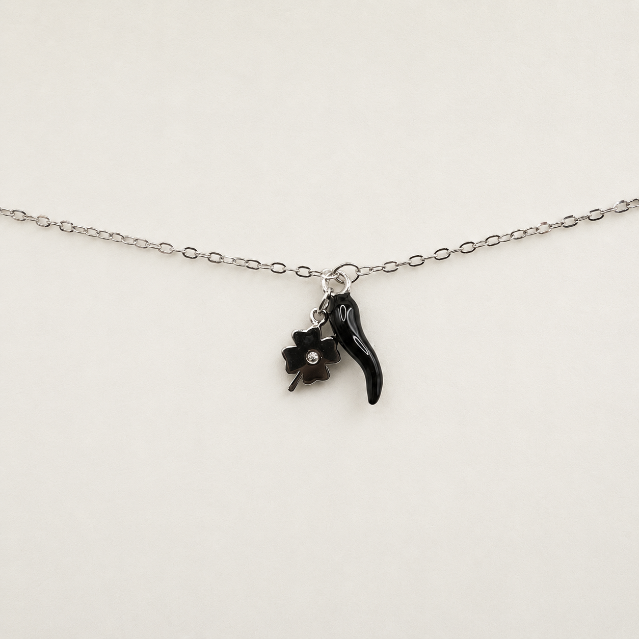 Elegantes Glücksarmband aus 925 Silber mit Kleeblatt-Zirkonia & schwarzem Corno