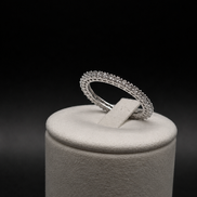 Élégante bague éternité en argent sterling 925 ornée d'oxydes de zirconium étincelants