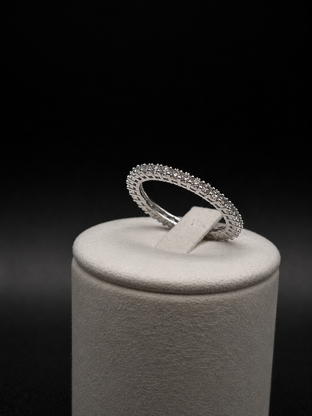 Eleganter Eternity Ring aus 925 Sterling Silber mit funkelnden Zirkonia