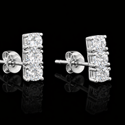 Elegante Zirkonia Steckerohrringe Drei Steine