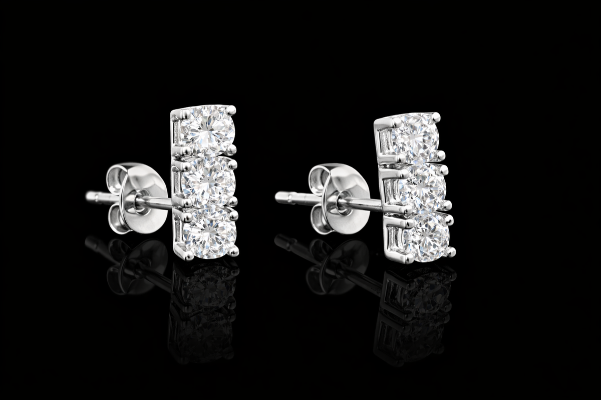 Elegante Zirkonia Steckerohrringe Drei Steine