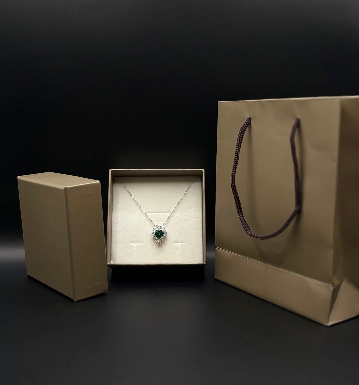 Collana in argento con ciondolo a cuore e zircone verde, realizzata in argento sterling 925 