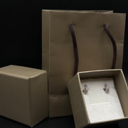 Delicati orecchini a cerchio in argento sterling 925 con zirconi bianchi
