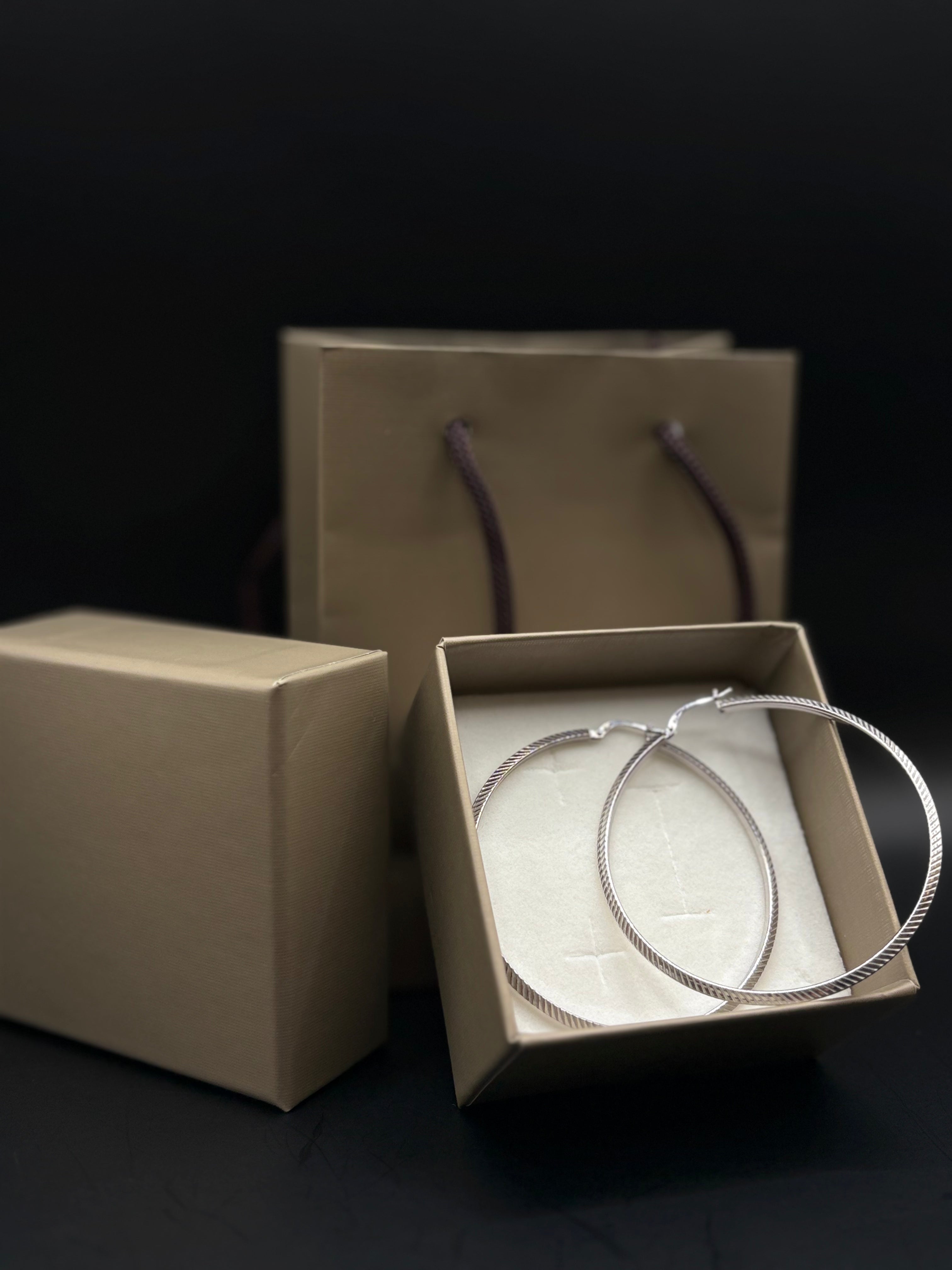 Orecchini a cerchio dalla texture fine in argento sterling 925
