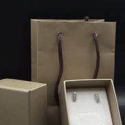 Elegante Zirkonia Steckerohrringe Drei Steine